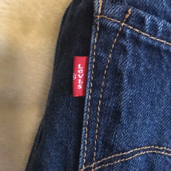 DARK WASH LEVI JEANS ( SIZE 26 ) - Picture 2 of 6